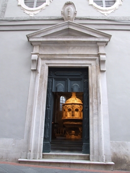 Ingresso del Battistero del Duomo di Pietrasanta