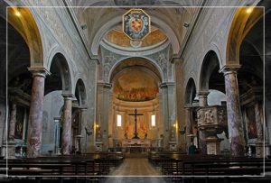 Interno del Duomo di Pietrasanta